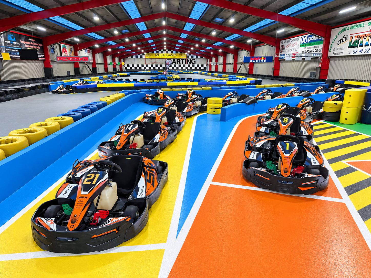 Karts Sodi SR4 alignés dans les stands de la piste Inwall Kart